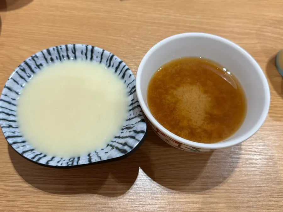 셀프바에서 가져온 크림스프 한 그릇