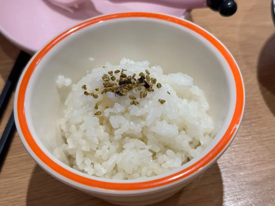 아기 식기에 담은 후리가케밥
