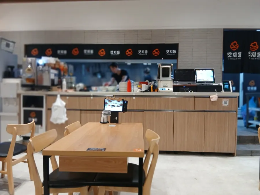 Table for eight at Gatjidong Noeun Branch