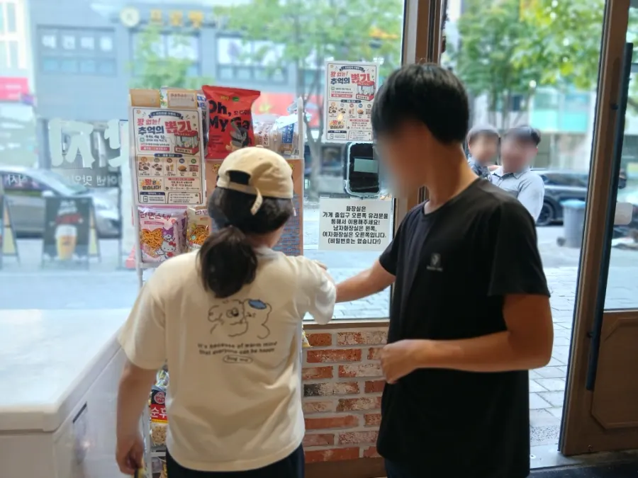 Sign about receipt reviews posted in the restaurant