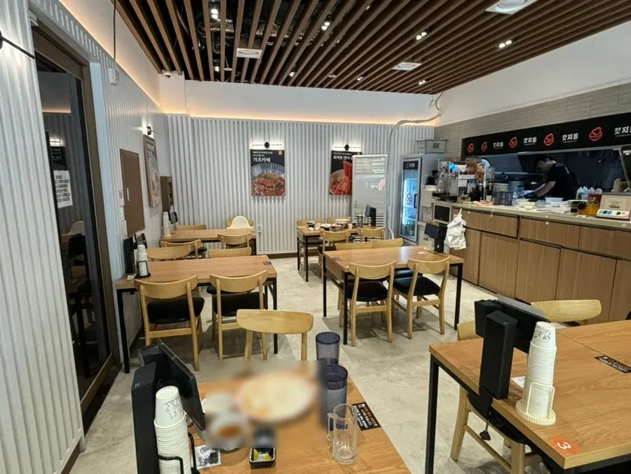 由桌椅构成的店内内部