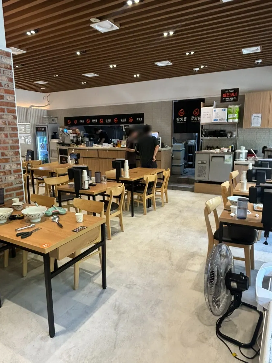干净氛围的店内竖幅照片