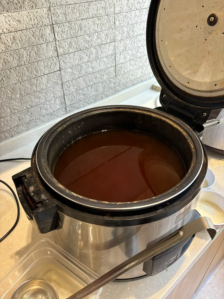 从自助吧取来的清汤和米饭