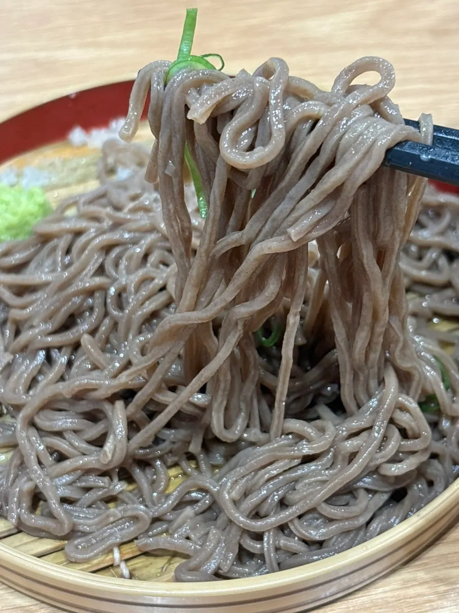 蘸汁中的荞麦面特写