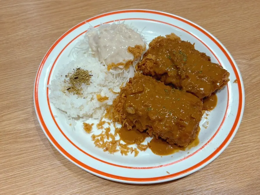 一盘整块马苏里拉芝士猪排