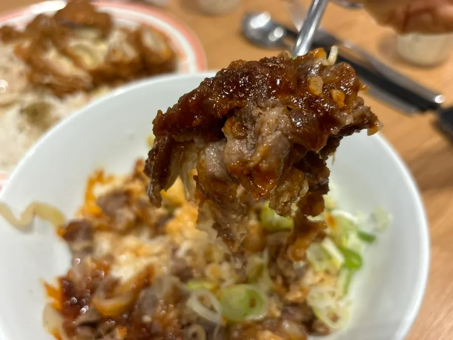 拌入麻辣手工酱汁的牛丼牛肉