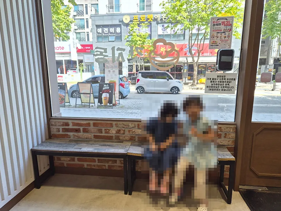 손님으로 찬 갓지동 매장 내부