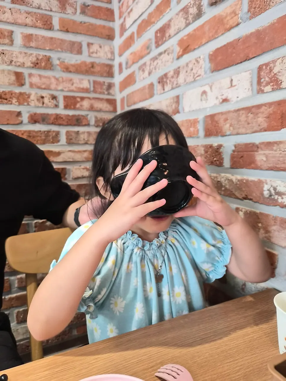 스프를 그릇째 들고 먹는 아이
