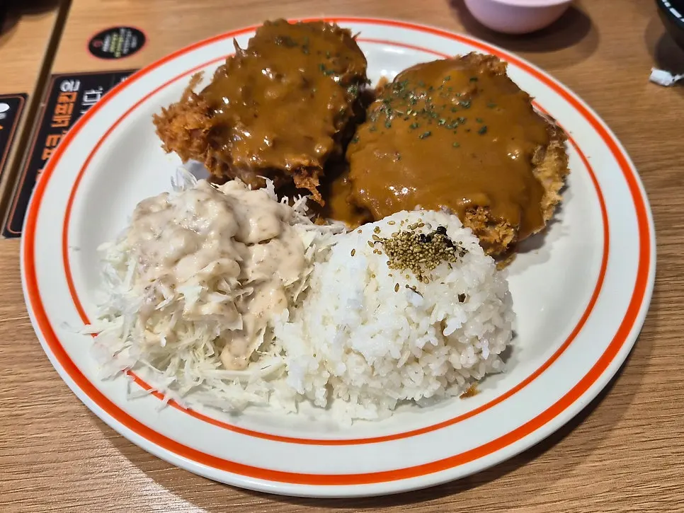 테이블에 놓인 스프와 밑반찬