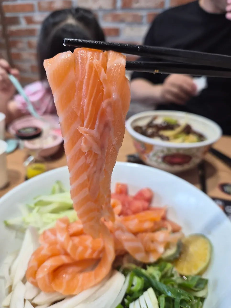토마토 청귤 연어우동 한 그릇