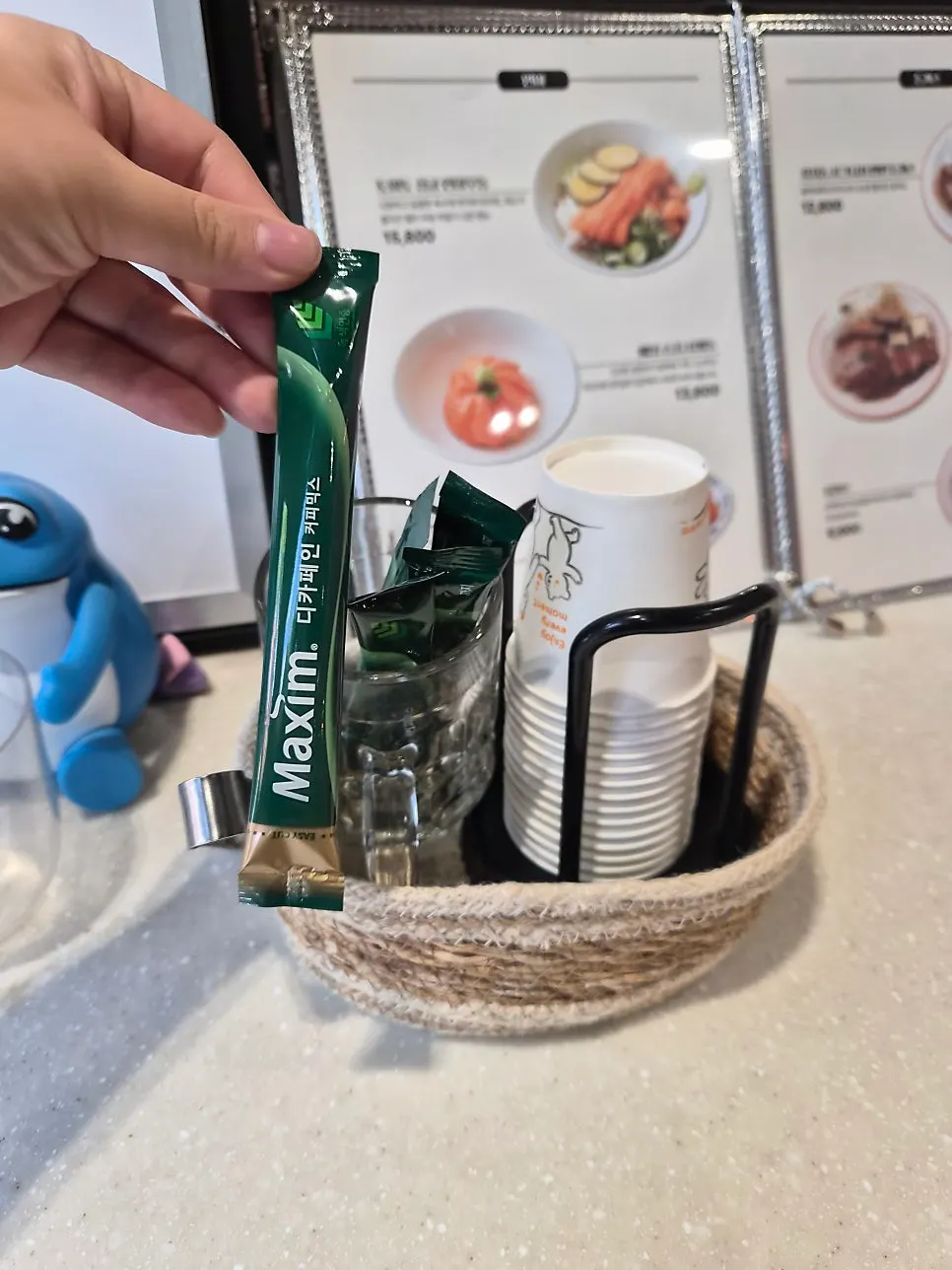 식사 후 마실 수 있는 믹스커피 코너