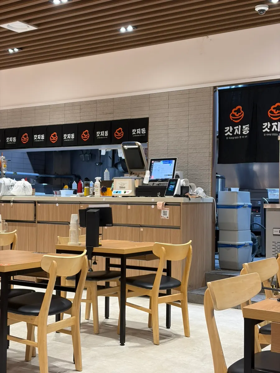 Tables inside Gatjidong Noeun Branch