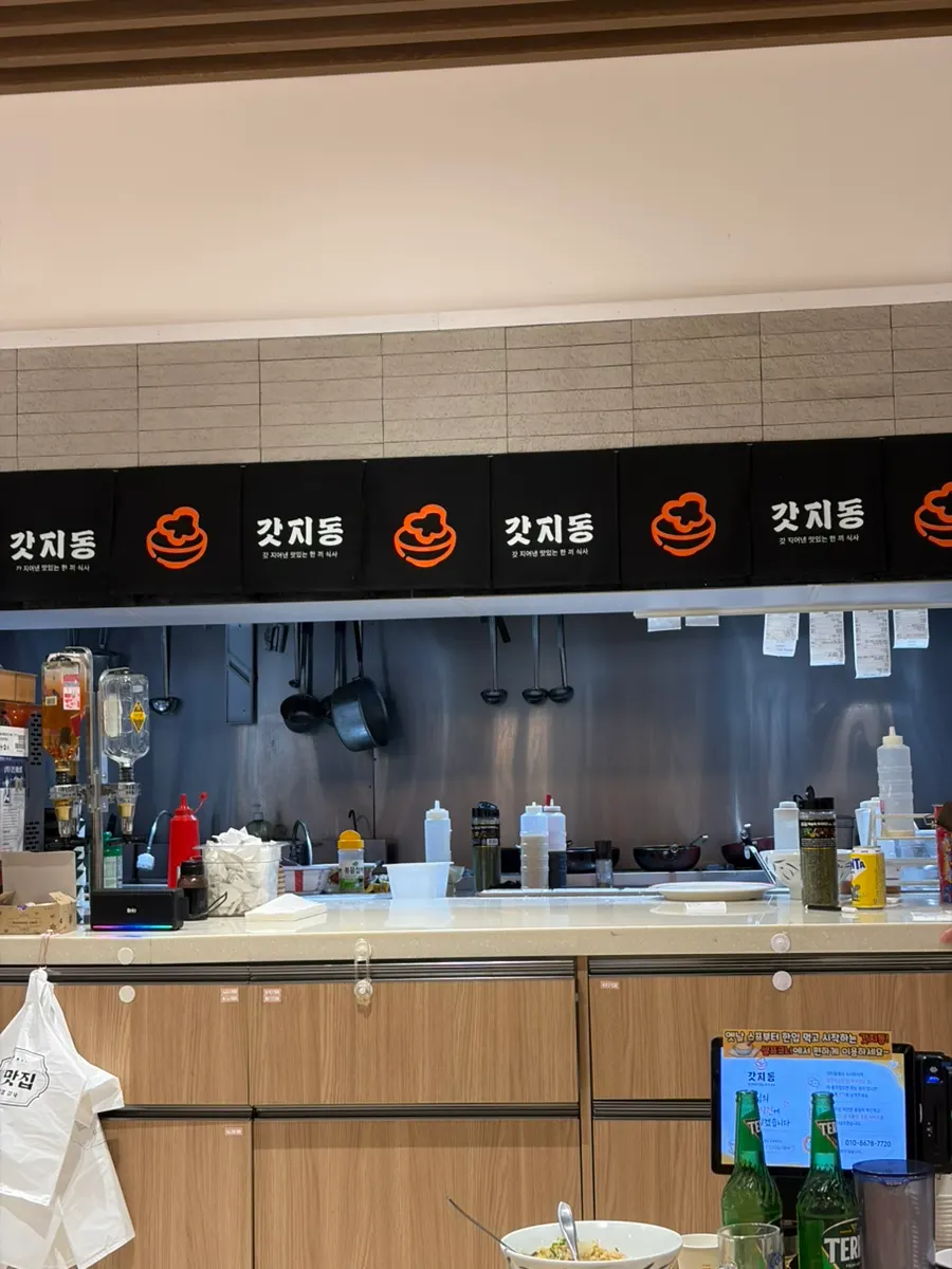 Spacious tables in the Gatjidong dining hall
