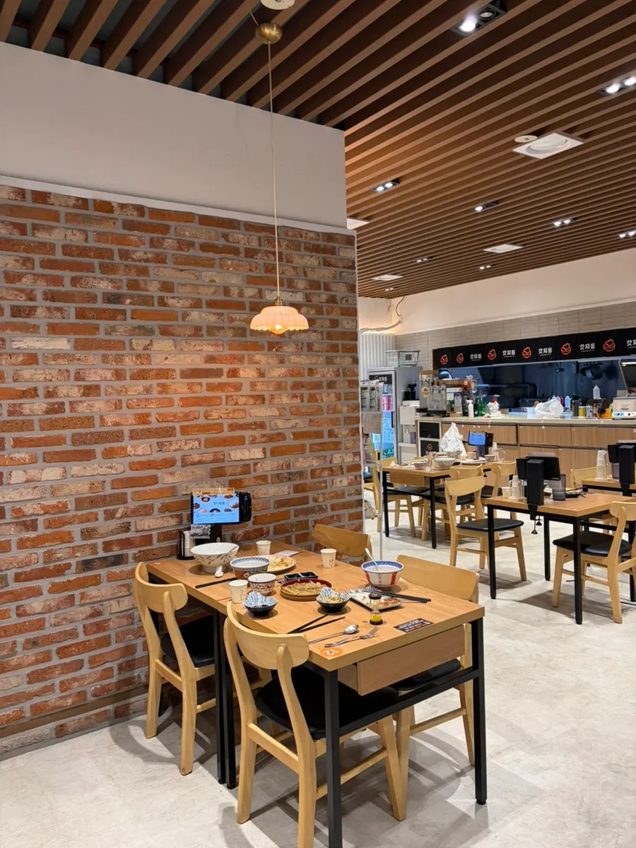 Interior of Gatjidong, spacious enough for groups