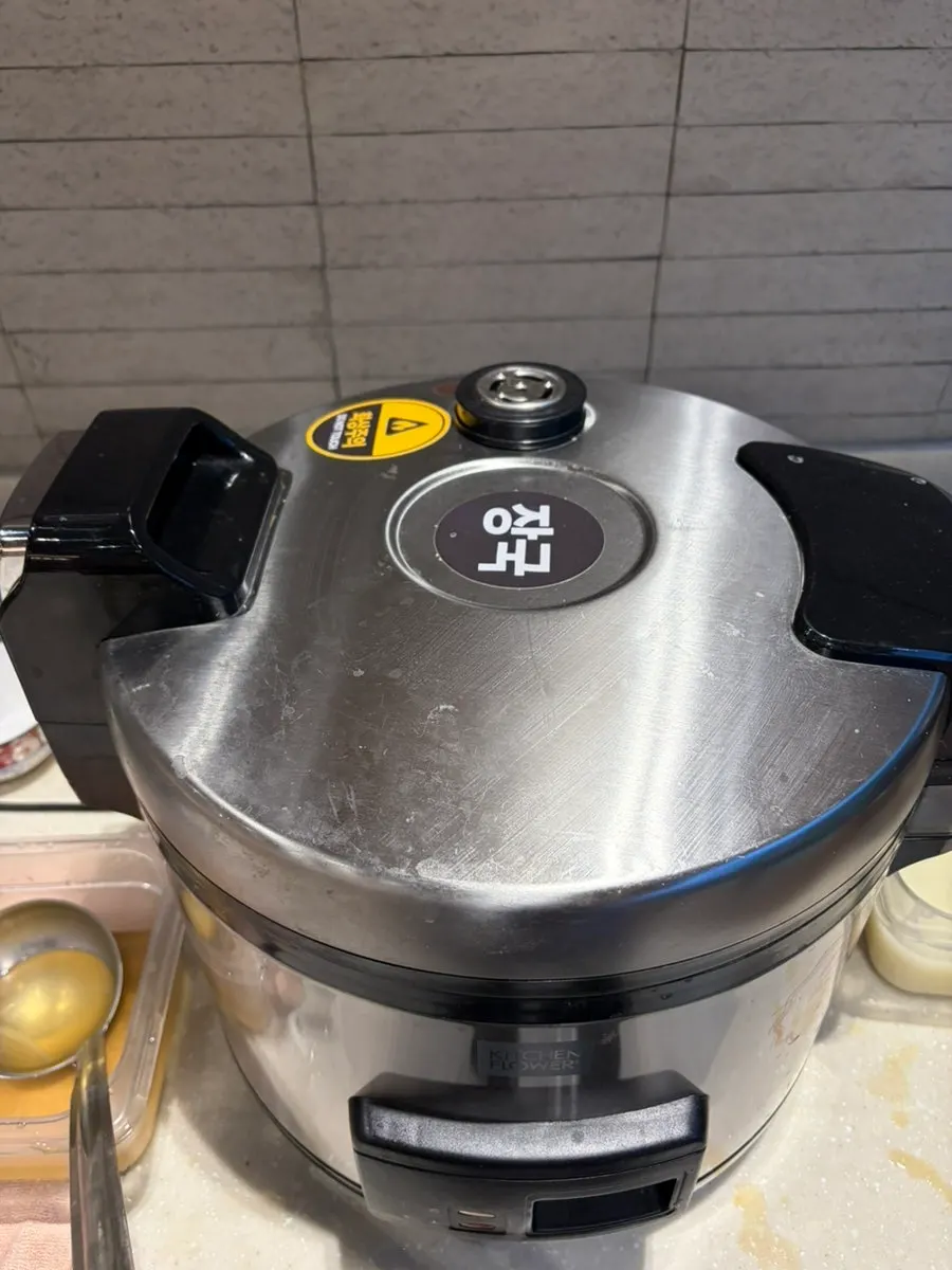 Gatjidong's self-service corner with broth and soup