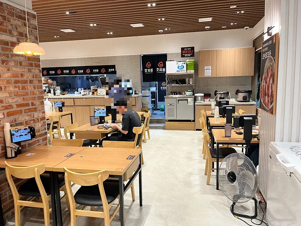 Table inside Gatjidong Noeun Branch