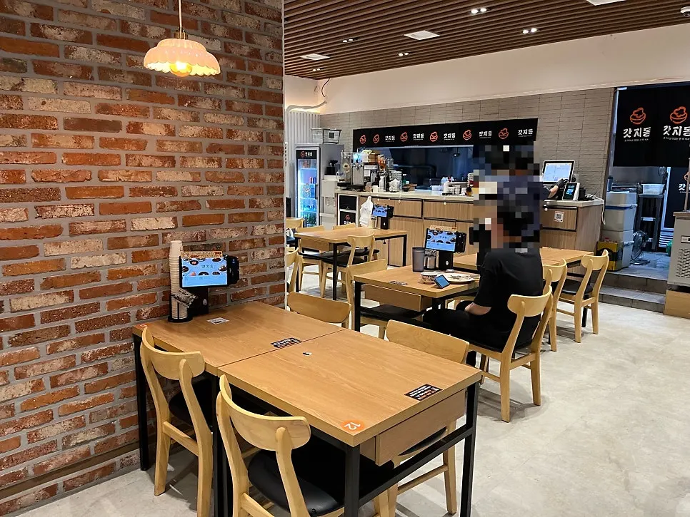 Dining hall with 4-person tables at Gatjidong Noeun Branch