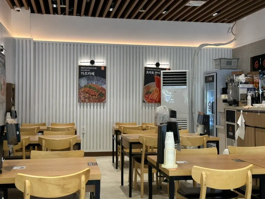 Spacious tables at Gatjidong Noeun Branch