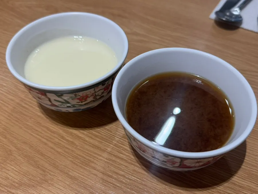 김치와 단무지가 놓인 셀프바 반찬 코너