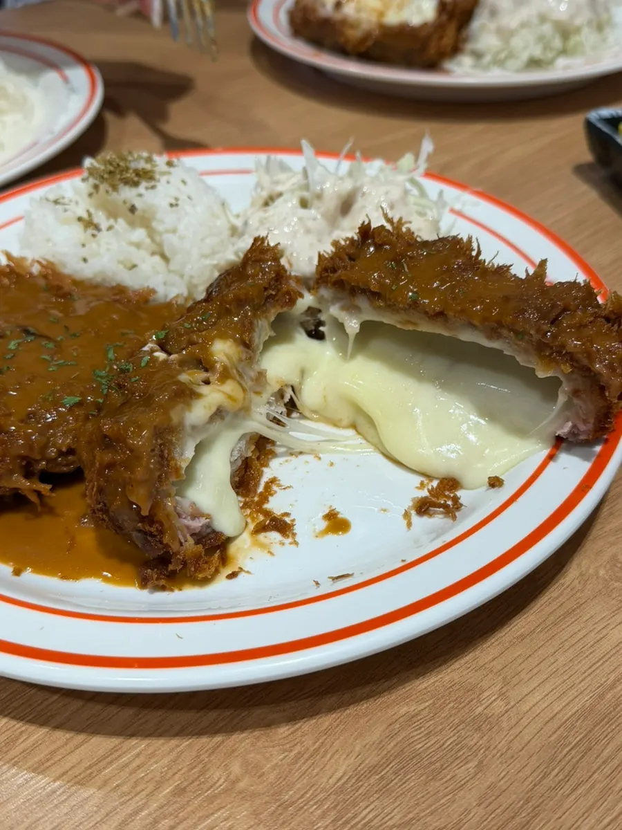 반으로 갈라 치즈가 가득 보이는 치즈돈가스