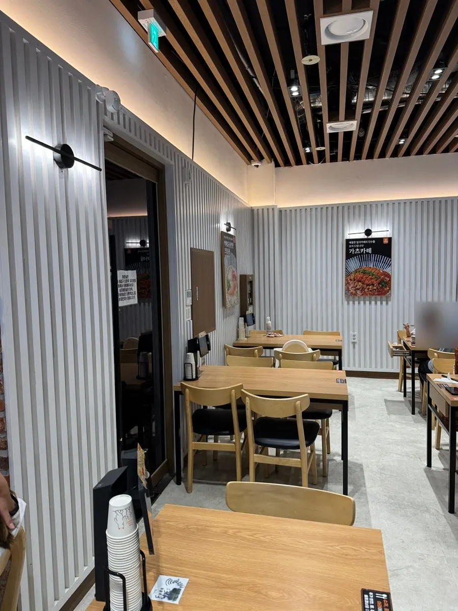 Spaciously arranged 4-person tables