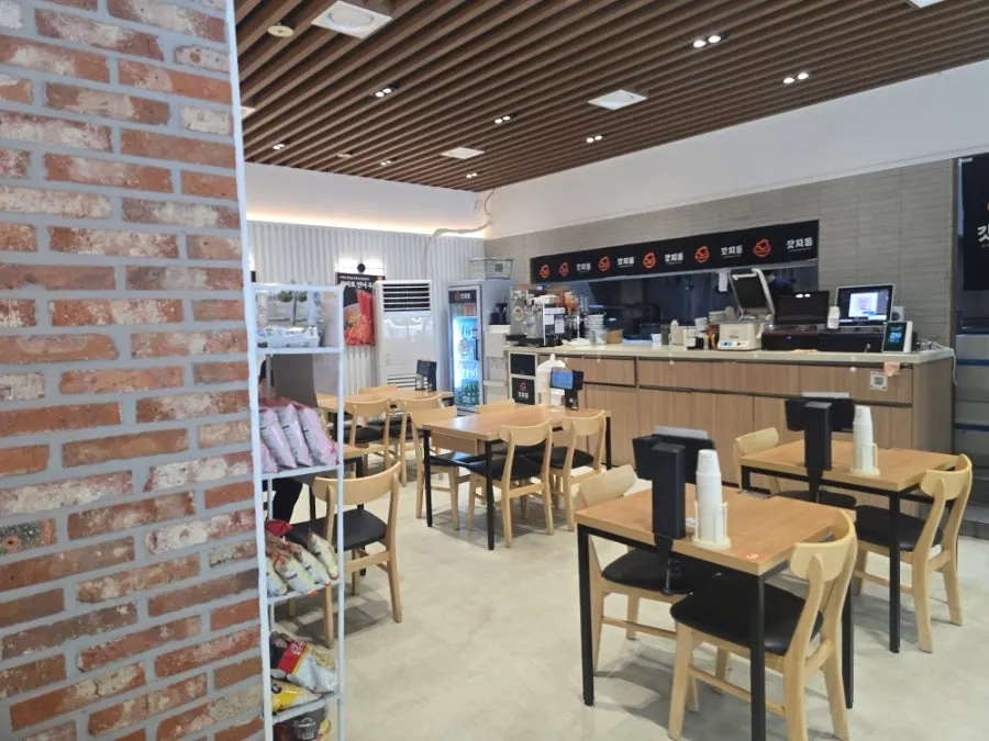 Interior of Gatjidong Noeun Branch with widely spaced tables