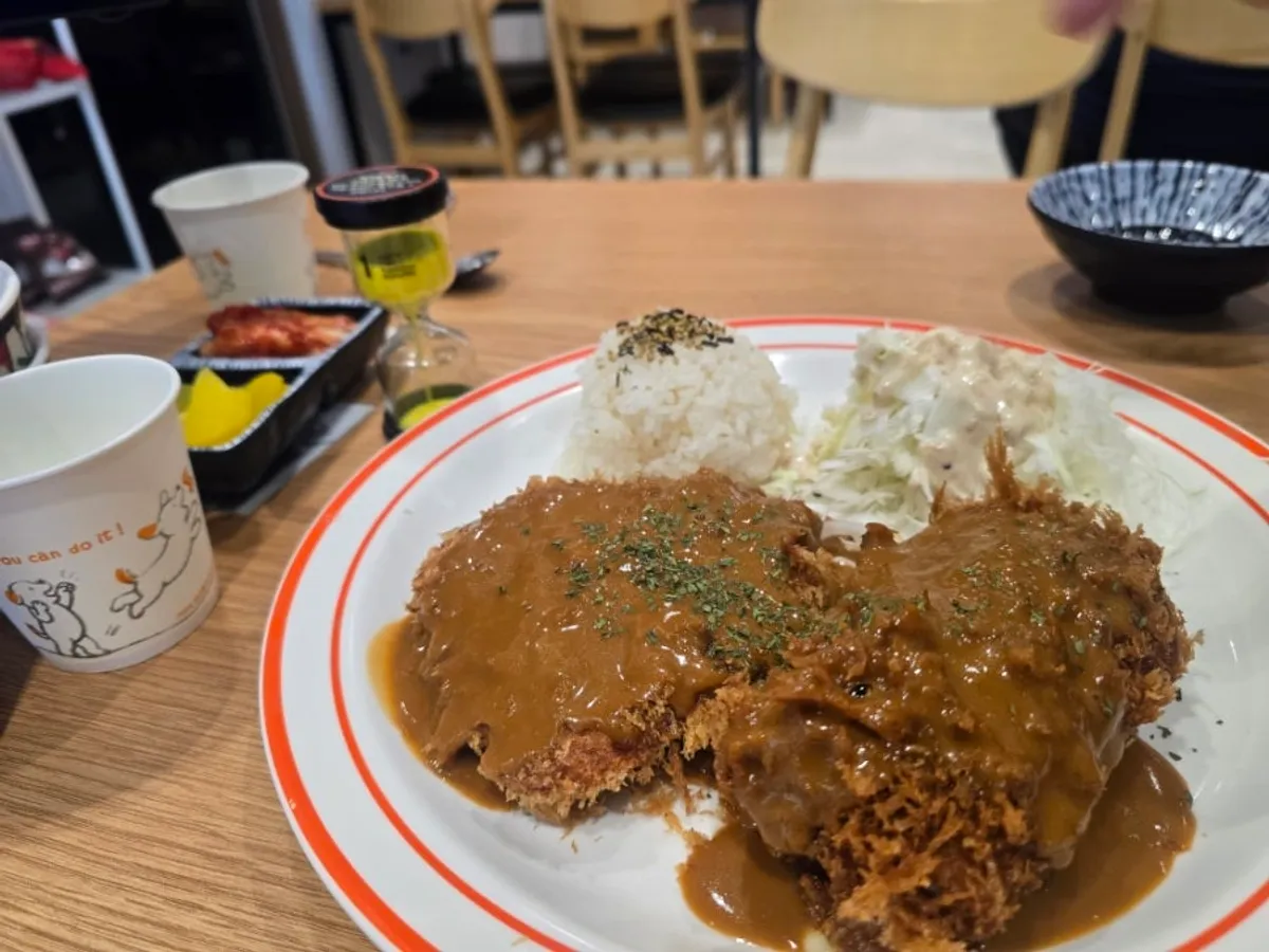 Western-style pork cutlet cut open after flipping the hourglass