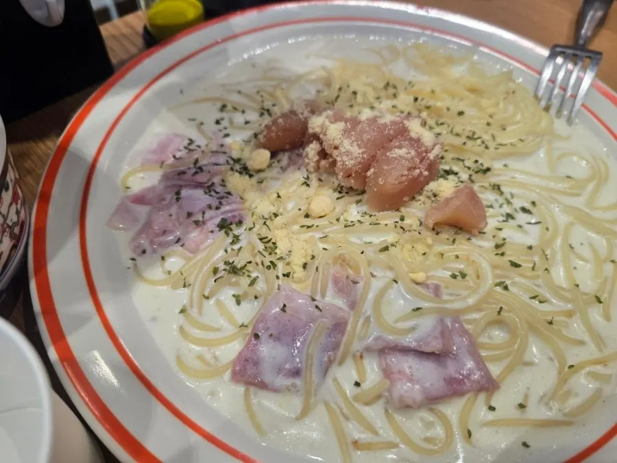 Cream pasta topped with whole pollack roe and bacon