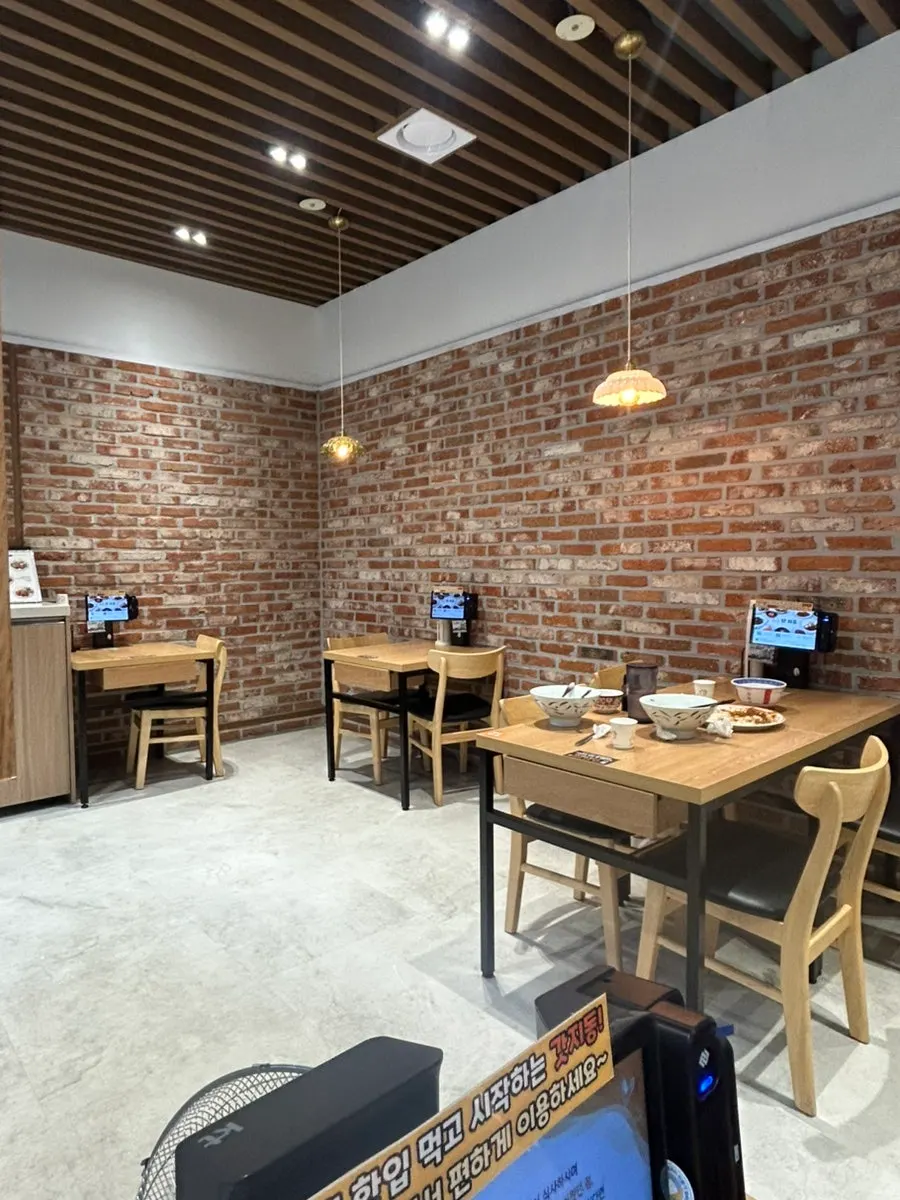 Clean, spacious interior of Gatjidong Noeun Branch