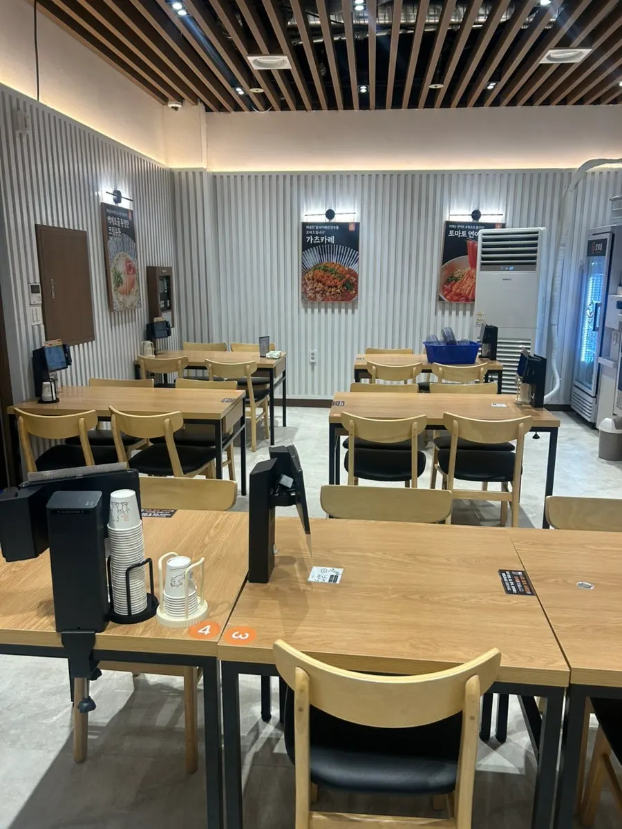 Table with a table-order tablet at Gatjidong Noeun Branch