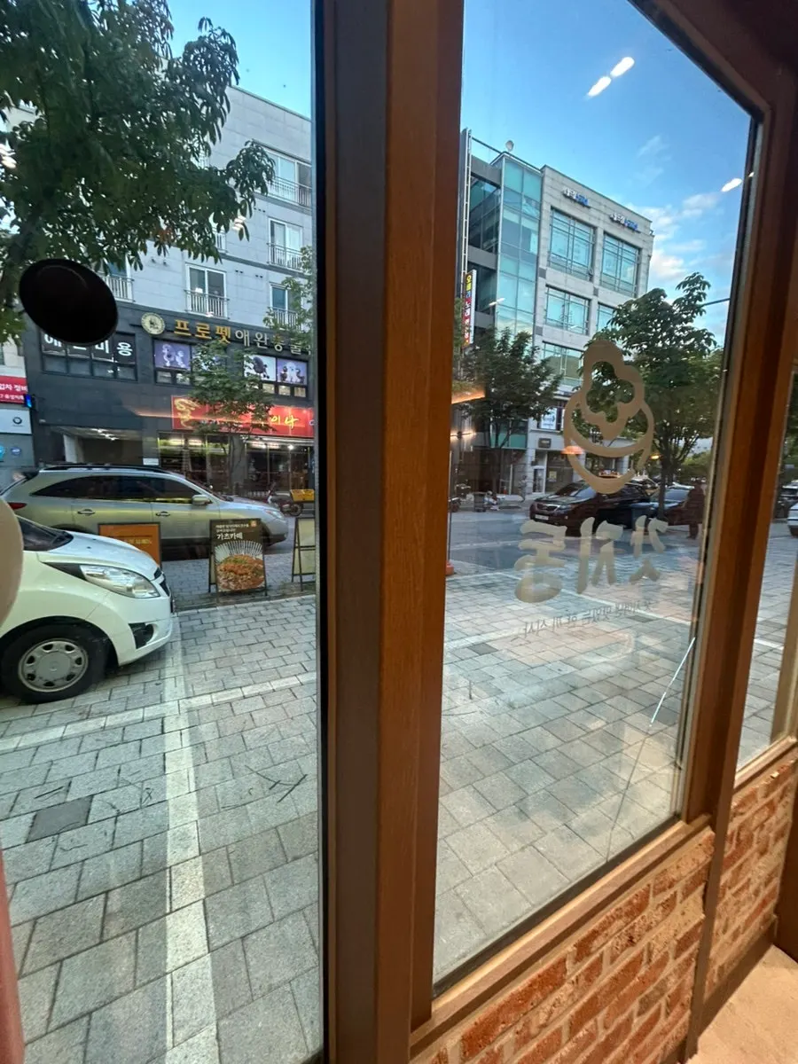 Wide parking area in front of Gatjidong Noeun Branch