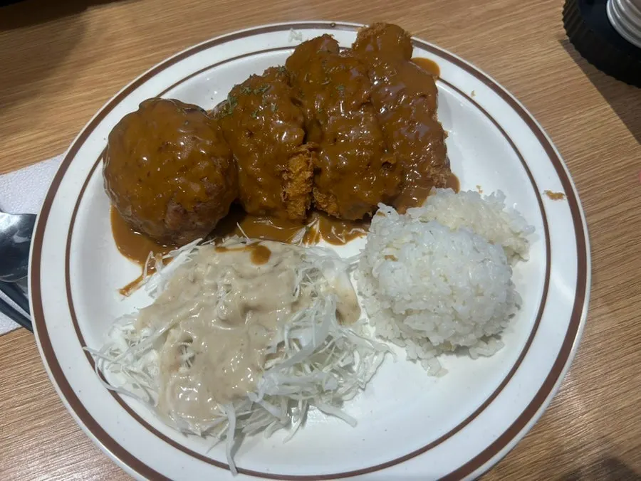 Evening spread with hamburger steak cutlet set and salmon udon