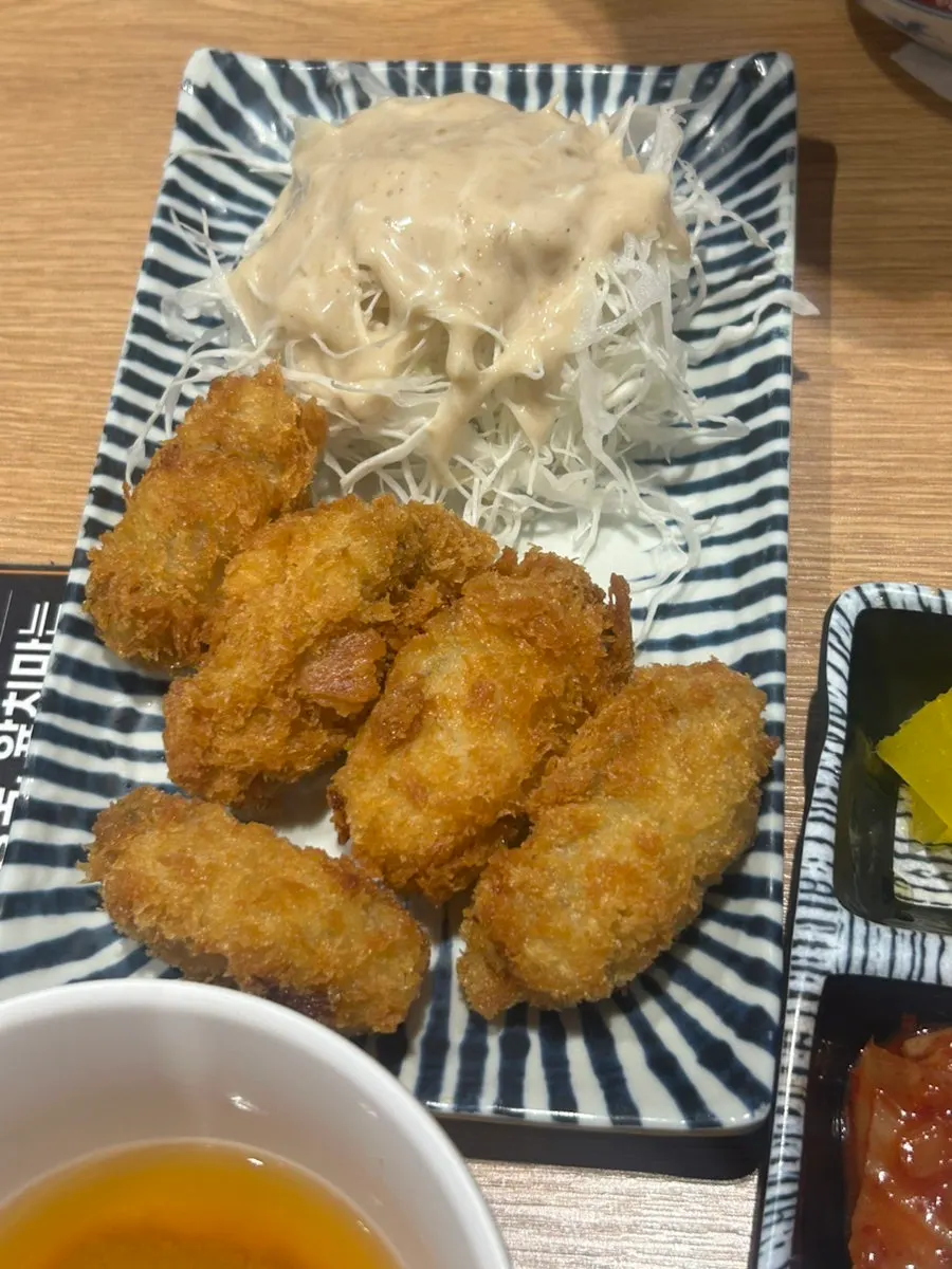 Five pieces of Tongyeong oyster tempura served with creamed cabbage
