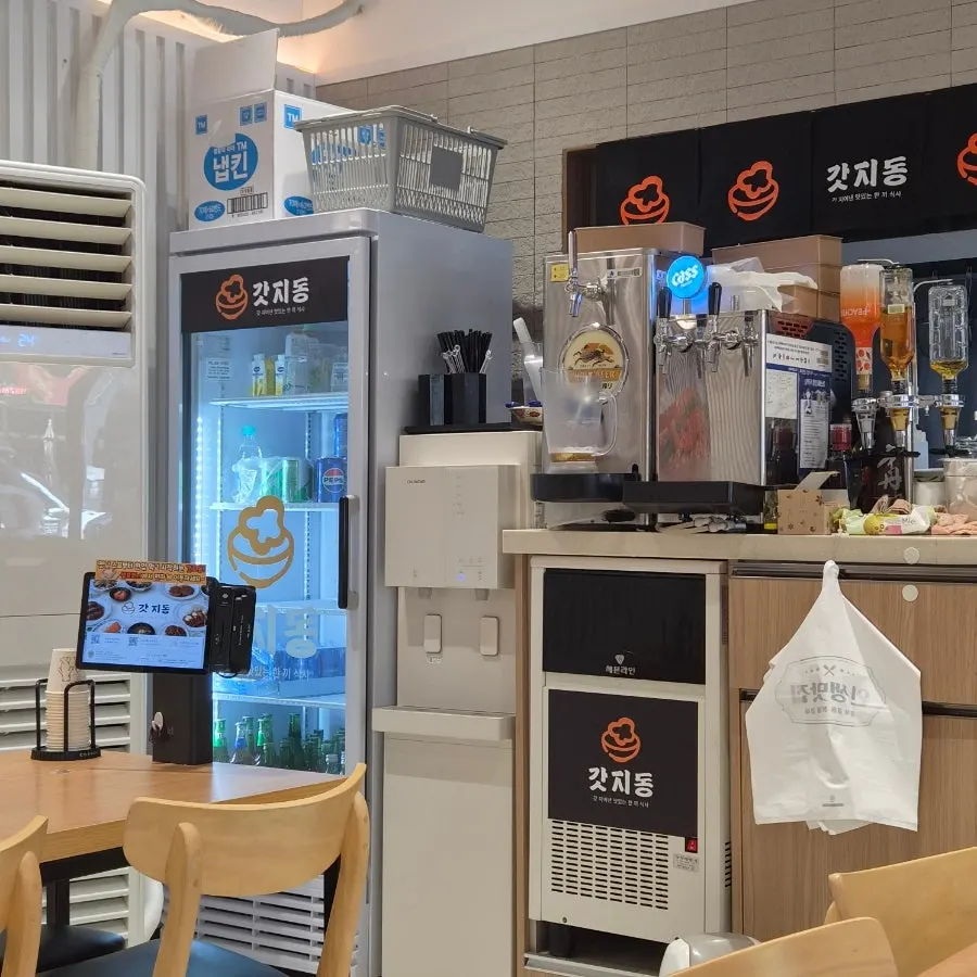 Office workers dining in the Gatjidong dining hall