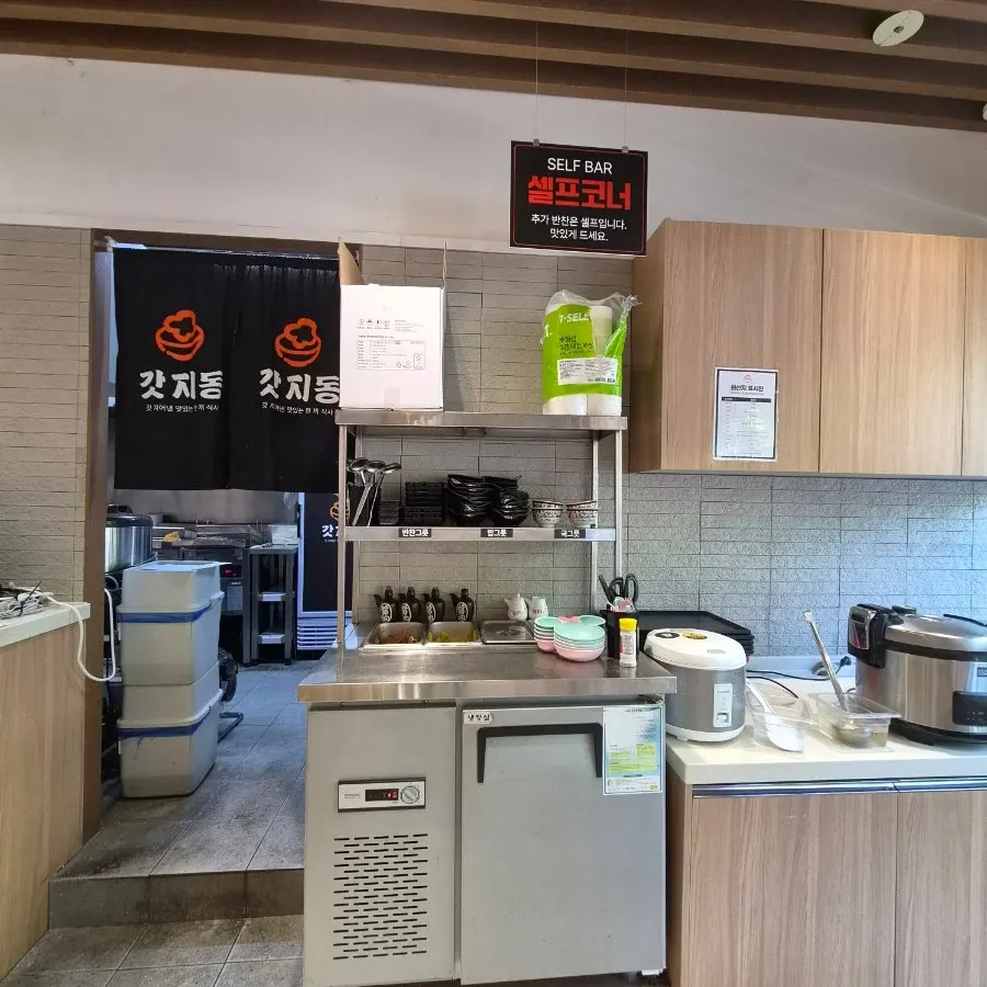 Self-serve corner for dishware and side dishes