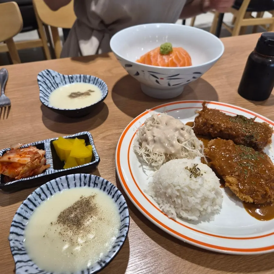 Signature half-and-half pork cutlet with loin and cheese