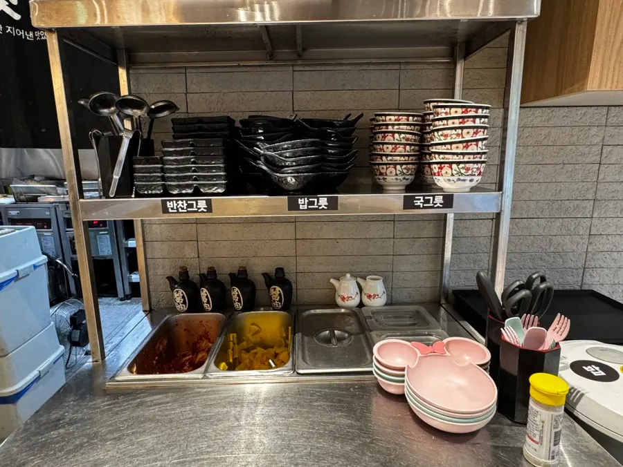 Self-serve soup and rice bar at Gatjidong Noeun Branch
