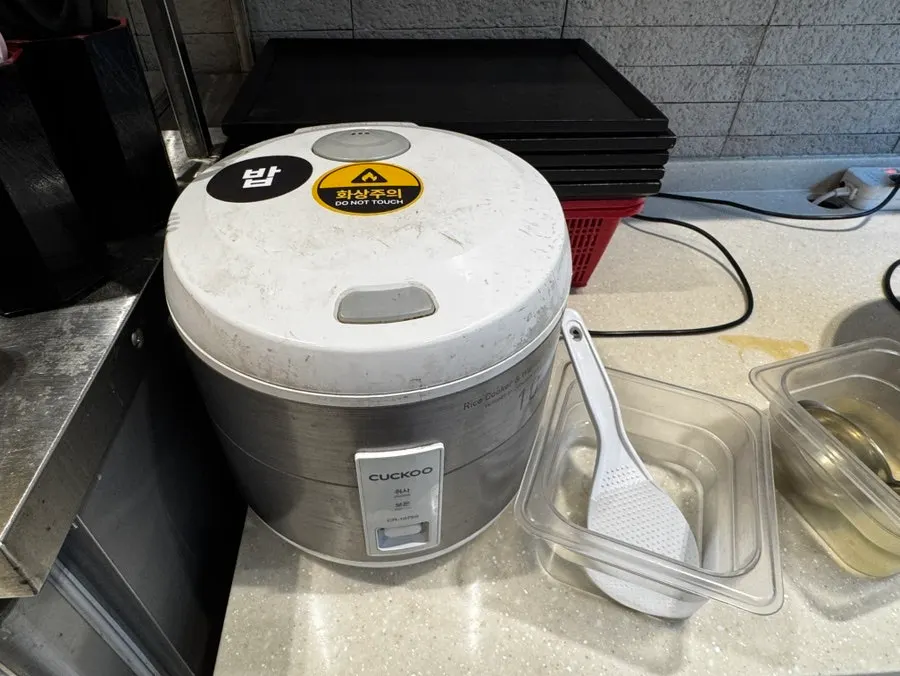 Unlimited-refill broth and pickled radish self-serve corner