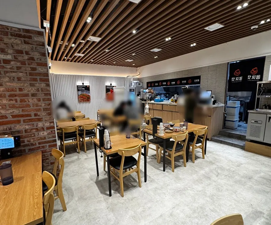Table setting at Gatjidong Noeun Branch in the early evening