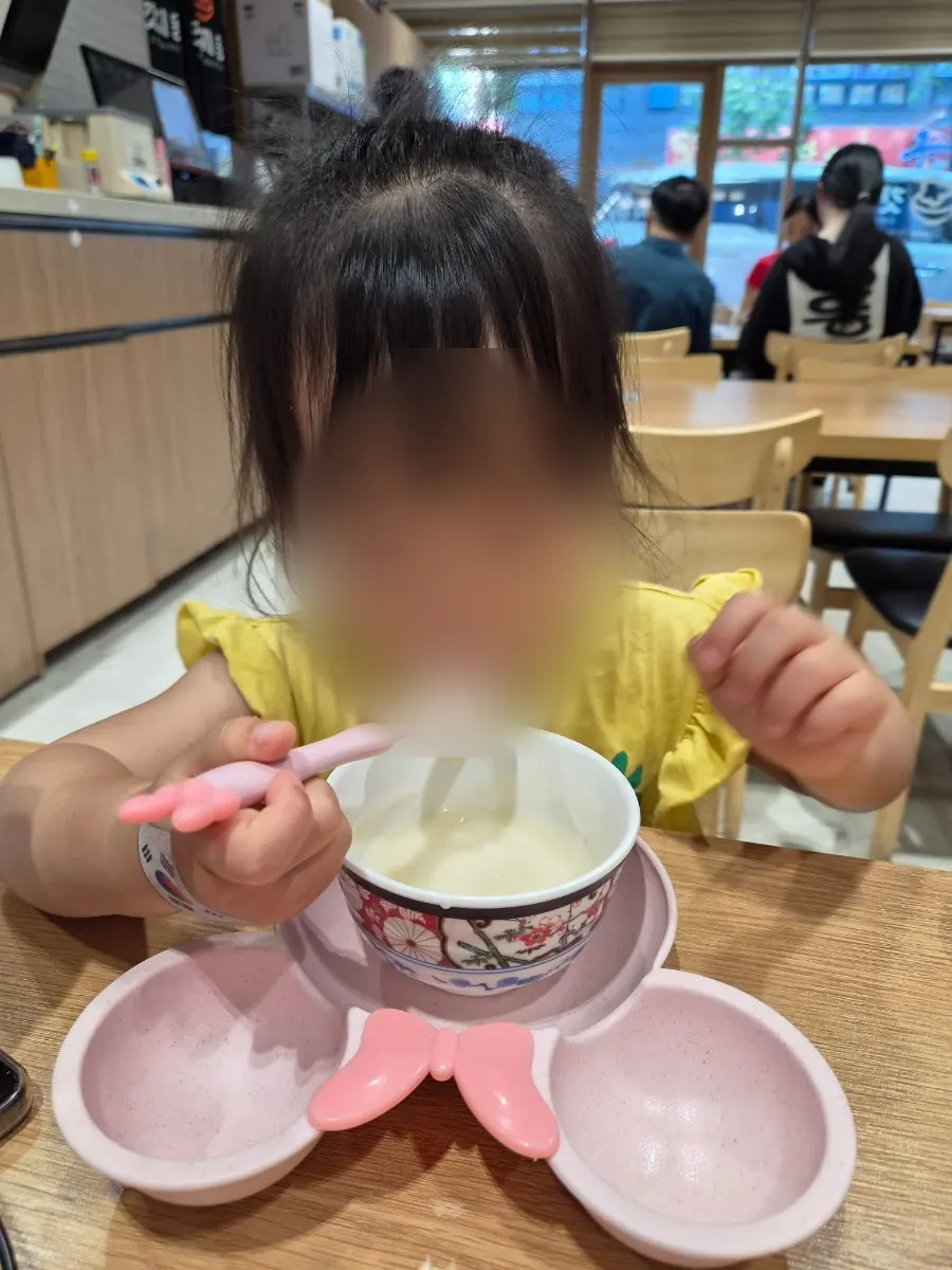 후추를 뿌린 옛날 경양식 스프 한 그릇