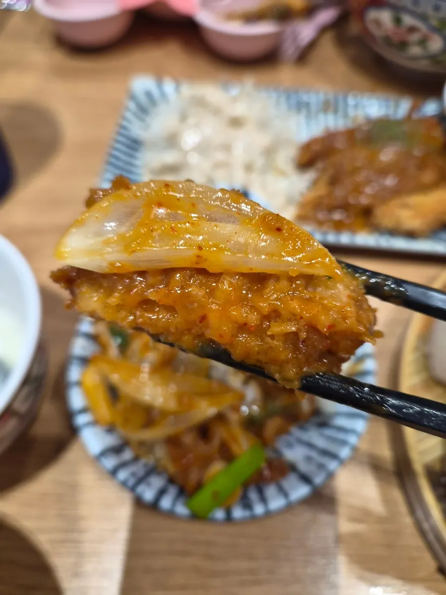 양파가 한가득 올라간 매콤어니언돈까스