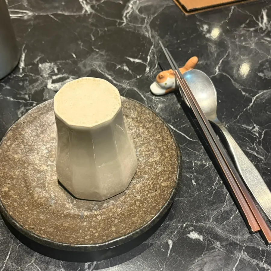 Gapposo table setting with cute chopstick rests