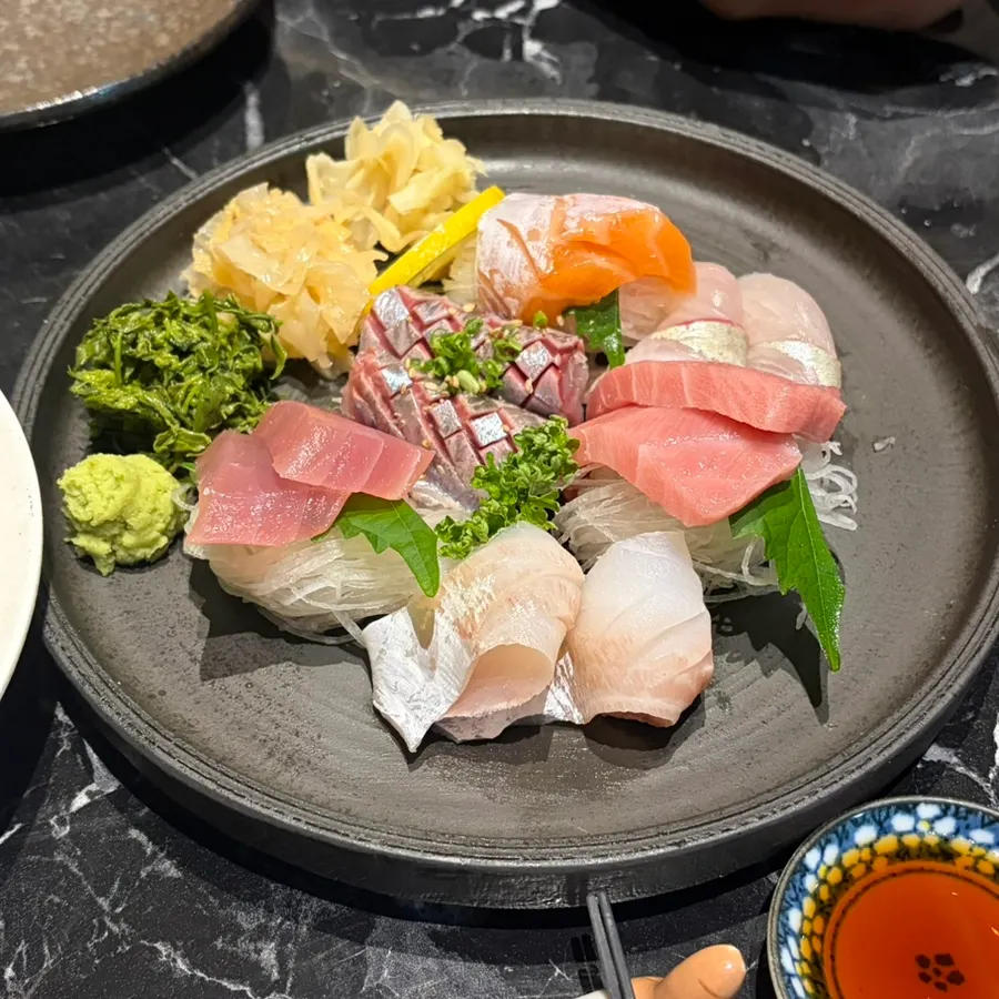 Aged sashimi platter plated with 6 types, 2 pieces each