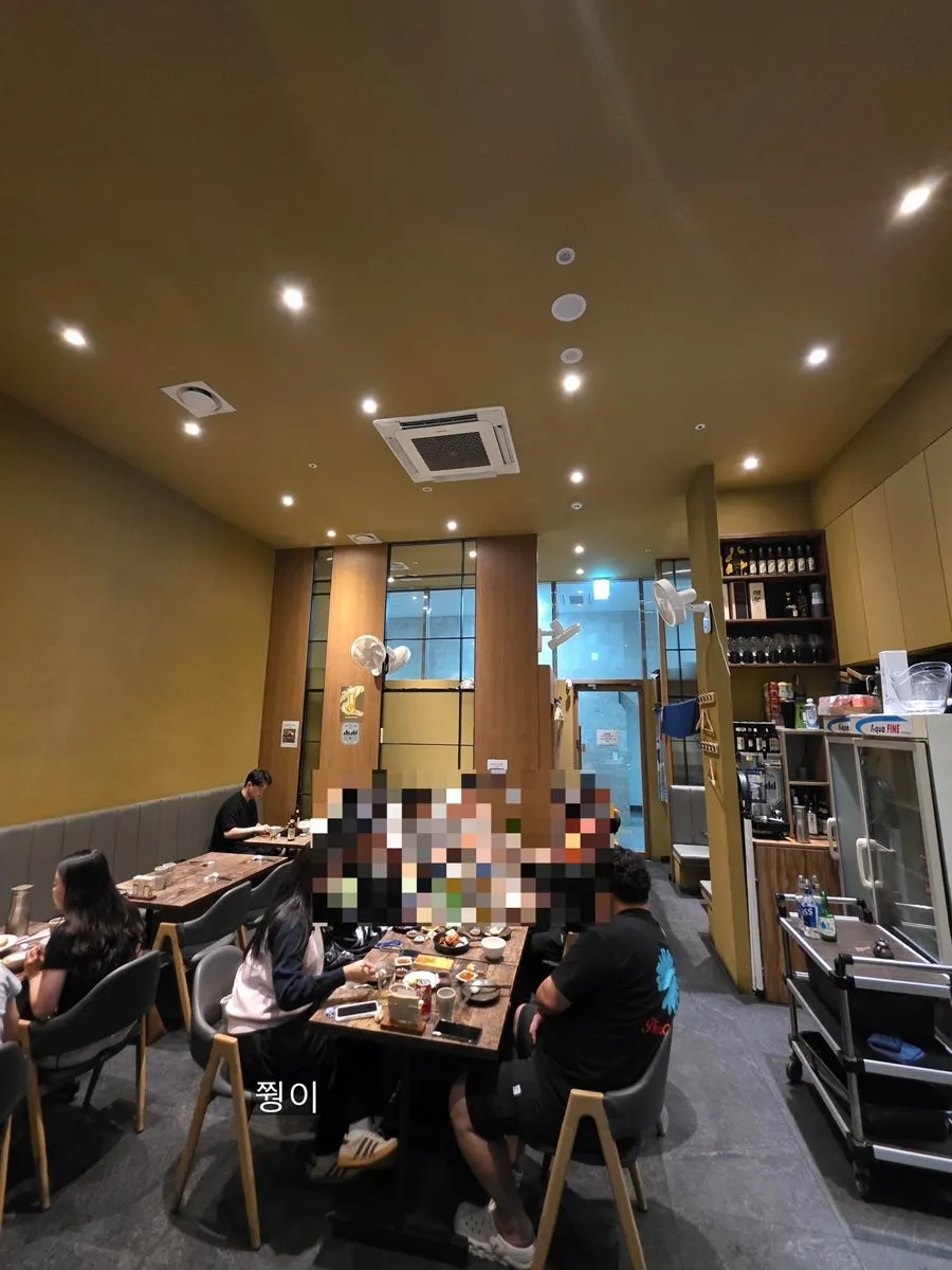 우드톤 인테리어의 갓포소 내부 좌석