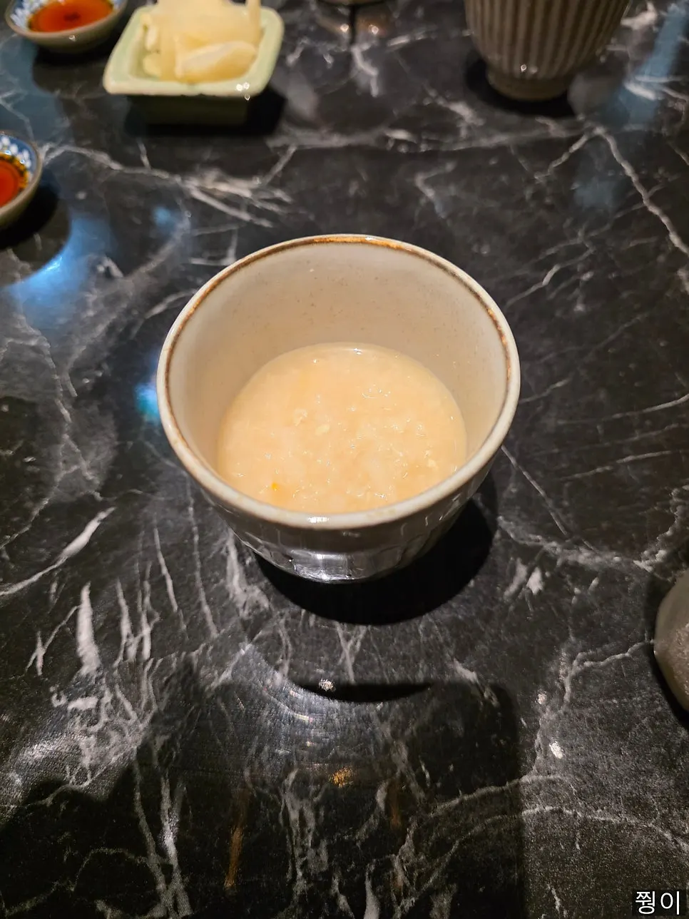 작은 그릇에 담겨 나온 식전 죽