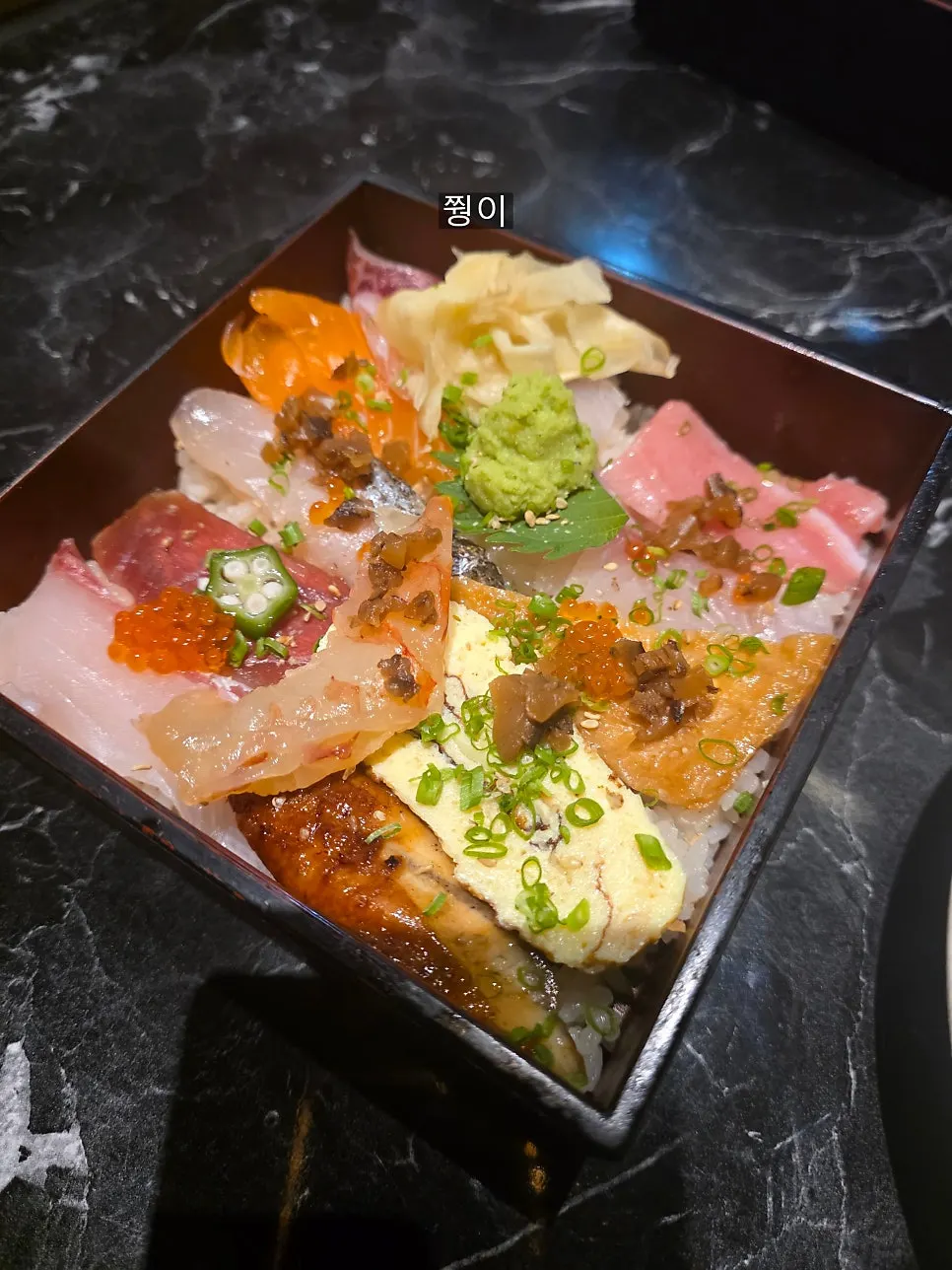 단새우와 연어 등이 올라간 카이센동