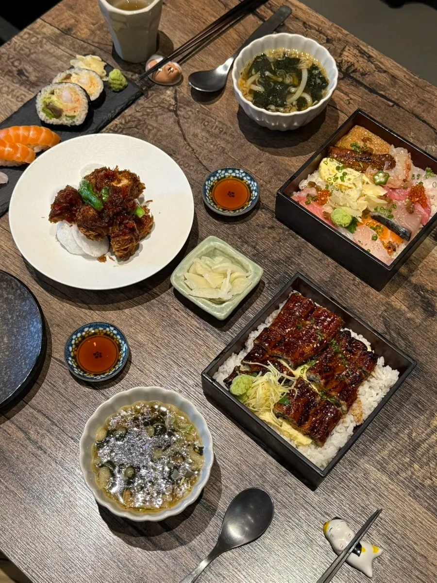 카이센동 우나기동 스시 가라아게 우동 구성의 2인 상차림
