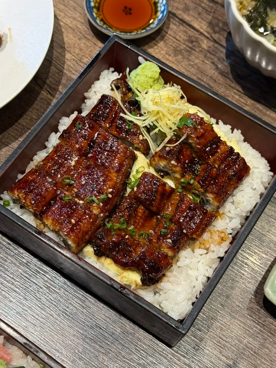 참치 뱃살과 날치알 올린 카이센동