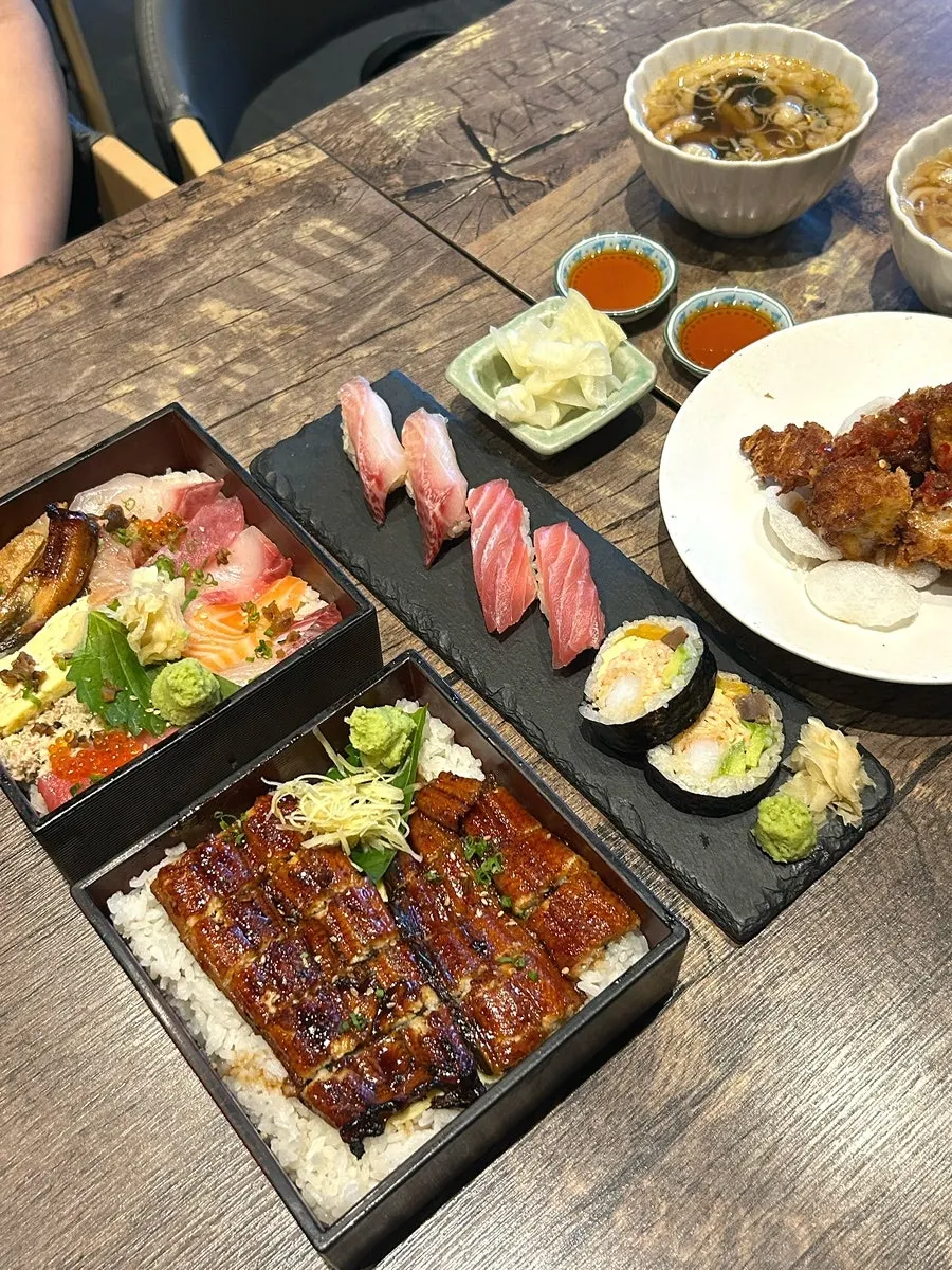 장어덮밥과 카이센동이 함께 놓인 세트 상차림