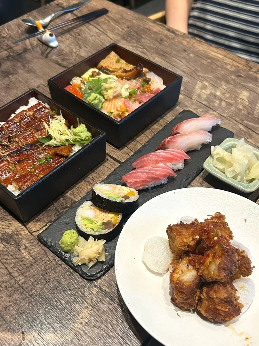 초밥과 후토마끼가 포함된 2인 세트 구성